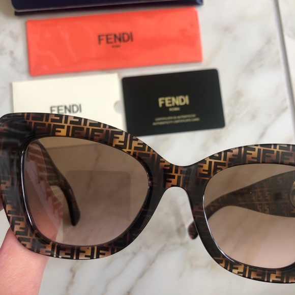 🔥NEW BLOGGERS CHOICE FENDI SUNGLASSES 🔥 - Picture 12 of 16